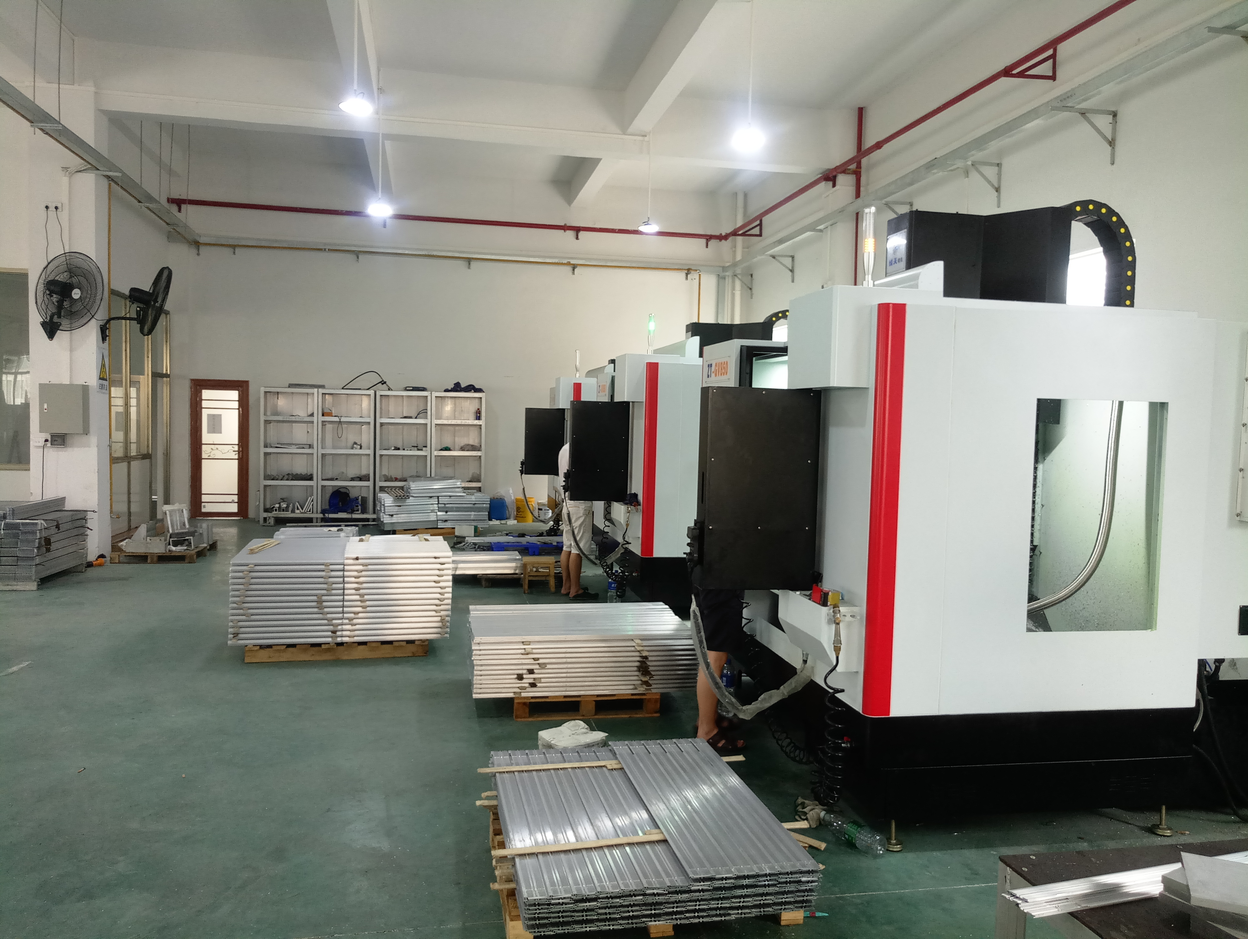 鋁合金型材深加工車(chē)間