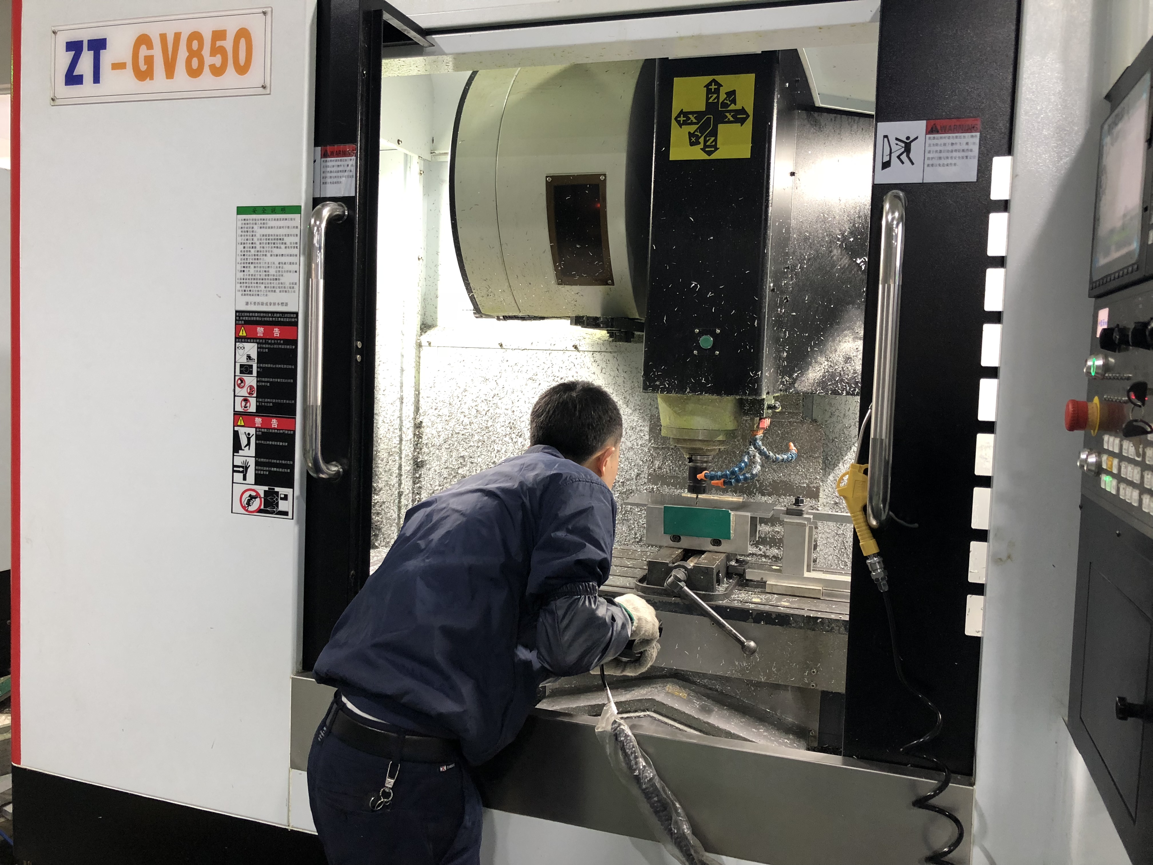 鋁型材加工中 鋁型材加工中