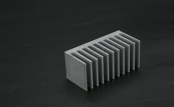 鋸切好的鋁型材散熱器 鋸切好的鋁型材散熱器